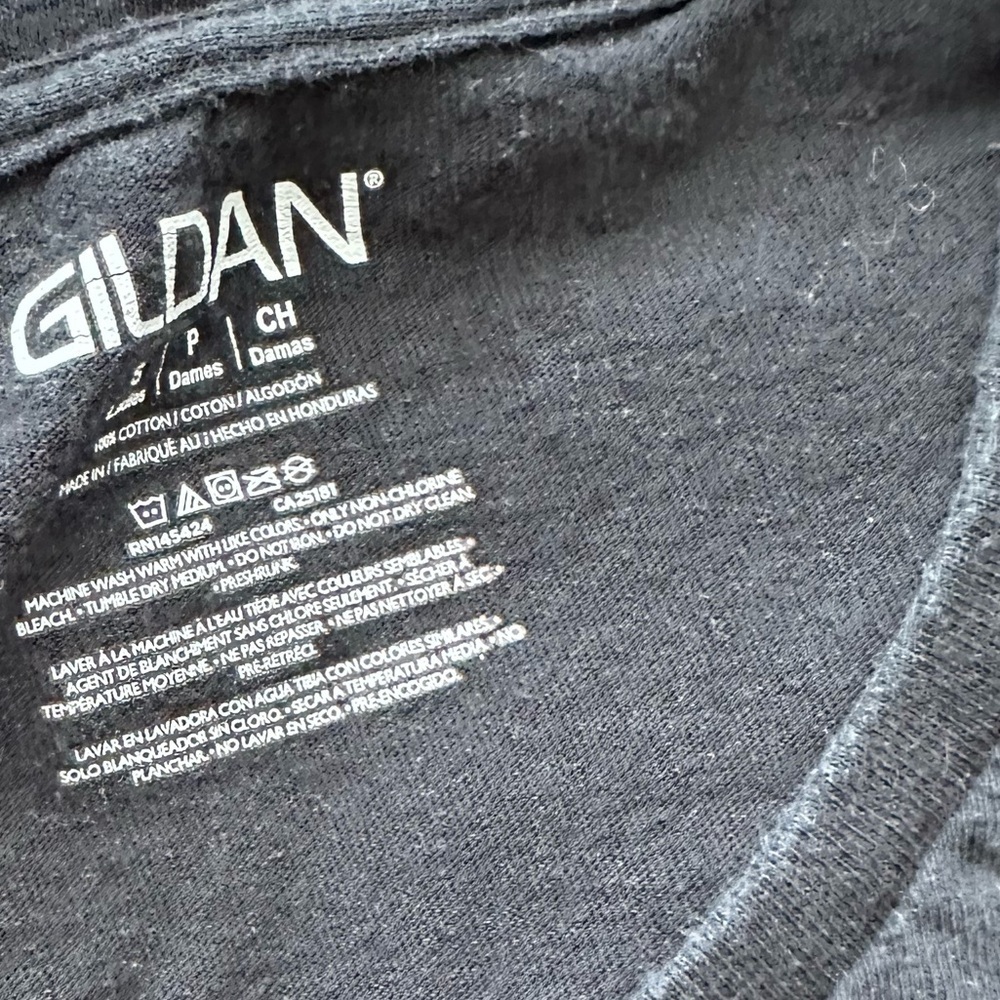 Gildan size small shirt - Picture 2 of 4